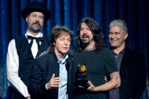140126-dave-grohl-paul-mccartney-grammys_0-640x426